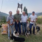 Florenci Serra amb camisa fosca amb els guanyadors del concurs de gossos pastors. - F.S.