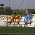 Fran Magno porta la pilota en una acció del partit d’ahir a Binèfar. - LLEIDA CF