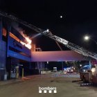 Una dotació dels Bombers treballa en l’extinció de l’incendi. - BOMBERS DE LA GENERALITAT