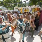 La companyia La Cremallera va amenitzar el mercat amb espectacles itinerants. - C.MARSIÑACH