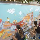 El mural s’ha instal·lat a la plaça 1 d’Octubre i representa la cultura i el teixit associatiu de Bellpuig.; Array