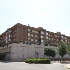 Als blocs de pisos del número 21 del carrer Bisbe Irurita, a Lleida ciutat, es lloguen diversos pisos per habitacions. - MAGDALENA ALTISENT