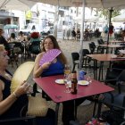 Dones amb ventalls en una terrassa a Lleida aquest dilluns.