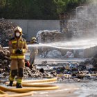 Bombers treballant aquest dilluns en l'extinció de l'incendi en una empresa del polígon Camí dels Frares de Lleida.