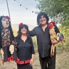 Els titellaires amb el ninot de La Tarara a l’era de La Casa de los Títeres d’Abizanda. - TITIRITEROS DE BINÉFAR