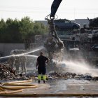 Efectius dels Bombers i operaris treballant ahir en les tasques d’extinció a l’empresa del polígon Camí dels Frares. - PAU PASCUAL PRAT