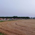Els participants, dirigint-se a la Masia l’Estrella. - A.EL POAL