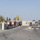 Dotacions dels Bombers de la Generalitat, ahir en una empresa de reciclatge als Alamús. - PAU PASCUAL PRAT