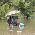 A remull a Camarasa- Desenes de persones van elegir ahir la platgeta de Camarasa per fer front a les altes temperatures. Protecció Civil va posar fi a l’alerta Procicat per la segona onada de calor de l’estiu després de cinc dies amb temperatures més altes de les habituals de dia i de nit. - PAU PASCUAL PRAT