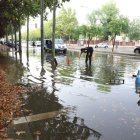 I a la tarda, tempestes- La pluja va causar diverses afectacions a punts de Lleida ciutat, com inundacions a Rovira Roure i fins i tot la caiguda d’un llamp (vegeu la pàgina 33). Els Bombers van rebre una vintena d’avisos entre les sis i les vuit de la tarda a la comarca del Segrià. - MAGDALENA ALTISENT