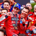 Marc Márquez, amb membres del seu equip. - ESTRELLA GALICIA