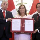 La presidenta del Perú amb el document d’amnistia. - EFE/ PRESIDÈNCIA DEL PERÚ