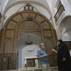Manteca i el pare Rewis, davant de l’iconòstasi de l’església de Santa Maria del Santuari del Sant Dubte. - C.MARSIÑACH