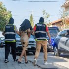 El moment en què el detingut és portat a un cotxe policial. - PAU PASCUAL