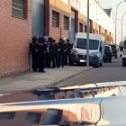 Els agents van entrar a les dos naus simultàniament. - MOSSOS D’ESQUADRA