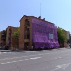 Un dels blocs del Grup Voravia de Balàfia, amb bastida i una lona a la façana. - S.ESPÍN