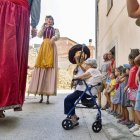 La comparsa de gegants dedicant un ball a una de les veïnes de la localitat. - PAU PASCUAL PRAT