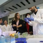 Investigadors en un laboratori d’Agrotecnio, durant una visita de la consellera d’Universitats. - MAGDALENA ALTISENT