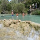 Turistes refrescant-se a les basses de la Baronia de Rialb. - C. SANS