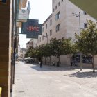 Un termòmetre, ahir en una jornada festiva a l’Eix Comercial de Lleida. - AGENTS RURALS