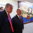 El presidente ruso, Vladímir Putin y su homólogo estadounidense, Donald Trump, tras su reunión en la Base Conjunta Elmendorf-Richardson, en Anchorage (Alaska, EE.UU.).
