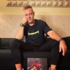 Lluís Ribalta, amb la portada del seu àlbum ‘Bring In Back’. - LLUÍS RIBALTA