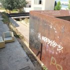 Sofà abandonat i grafitis a la part del Call més pròxima a la Costa del Jan. - MAGDALENA ALTISENT