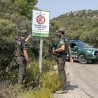 Agents Rurals van tancar ahir l’accés, excepte a veïns i serveis, al Montsec d’Ares, a Àger. - PAU PASCUAL PRAT
