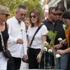 Familiares de las víctimas realizan una ofrenda floral durante el homenaje por el octavo aniversario del 17A este domingo, en Barcelona.