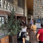 Cua a l’entrada d’un restaurant del Pirineu durant el pont festiu. - EDGAR ALDANA