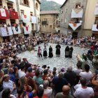 Ball de la Morisca ahir a Gerri de la Sal amb desenes de persones de públic. - EDGAR ALDANA