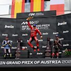 Marc Márquez salta al podi amb el trofeu de campió a la mà, el novè que aconsegueix en la cursa dels diumenges aquesta temporada. - MOTOGP
