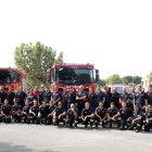 Els efectius i alguns vehicles dels Bombers de la Generalitat concentrats al parc de Bombers de Lleida, abans de desplaçar-se als incendis de la península.