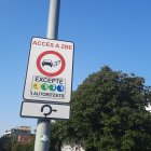 Un senyal que indica l'entrada a la Zona de Baixes Emissions de Girona.