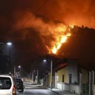 Veïns afectats per l’incendi de Carballeda de Avia (Ourense). - EFE