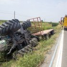 El tractor va bolcar ahir al migdia al punt quilomètric 133,5 de la C-53 en sentit Tàrrega. - LAIA PEDRÓS