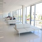 Pacients en una sala d’espera del nou edifici de consultes externes de l’hospital Arnau. - MAGDALENA ALTISENT