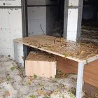 La zona dels vestidors de les piscines de la Seu, coberta per granís aquest dimarts al matí.