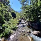 El sendero recorre el río Aiguamòg en Tredòs.