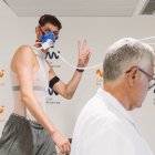 Oriol Paulí, sotmetent-se a la prova d’esforç, es va prendre amb bon humor la revisió mèdica. - PAU PASCUAL