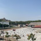 La llosa de cimentació del nou pavelló i les operacions per habilitar la coberta, que es fan arran de terra. - JORDI ECHEVARRIA