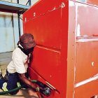 Un dels treballs per muntar els contenidors de Troballes. - S.E.