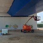 Grafitis al pont. - FRANCESC MONTARDIT