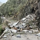 L'esllavissada de pedres i arbres a la carretera d'Escàs (Pallars Sobirà) que ha tallat la via.