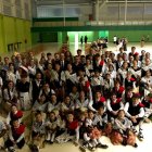 Foto de família dels assistents a l’acte d’inici de les festes d’Alpicat, amb les pubilles i hereus. - COMUNICACIÓ ALPICAT