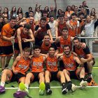 Jugadors del Sènior B del CB Bellpuig celebrant el seu ascens.