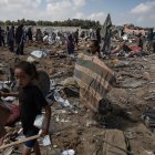 Refugiats palestins inspeccionen botigues destruïdes després d’un atac israelià a Al-Manasrah. - EFE/EPA/HAITHAM IMAD