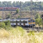 El tren va quedar avariat a 400 metres de l’estació de Vinaixa ahir al migdia. Els usuaris van ser transportats amb autocar fins a les seues estacions de destinació. - JORDI ECHEVARRIA