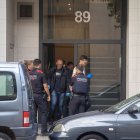 Agents dels Mossos d’Esquadra, ahir al matí al lloc dels fets a Tàrrega. - LAIA PEDRÓS