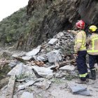 La via d’accés a Escàs des de Rialp va quedar ahir tallada per aquest despreniment. - EDGAR ALDANA